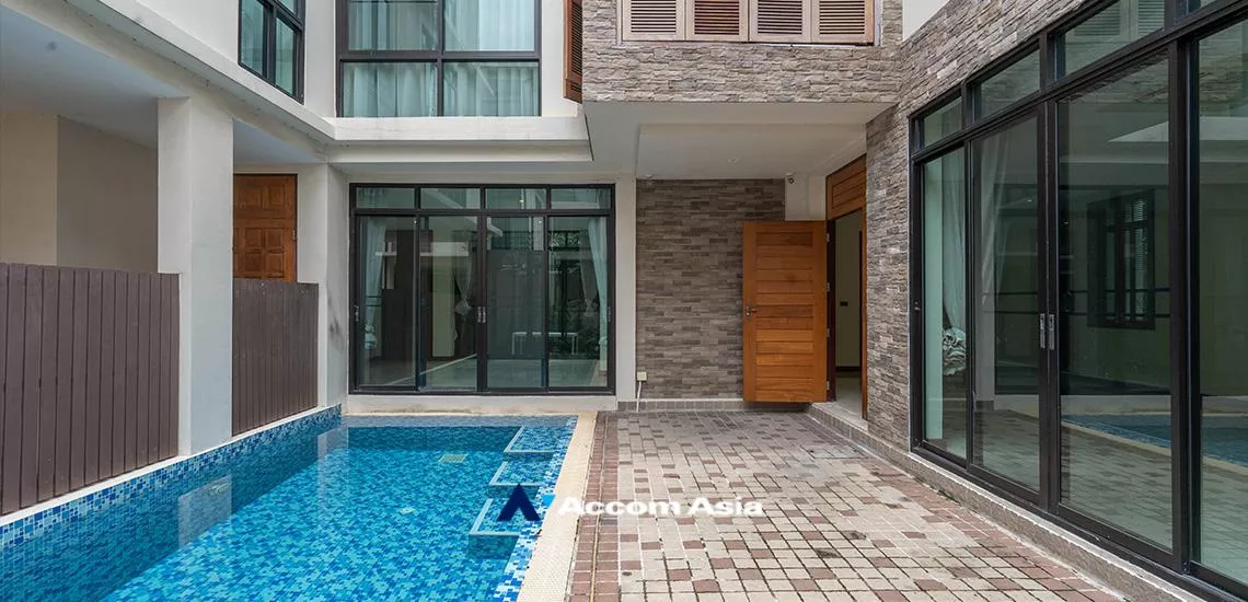  4 Bedrooms  House For Rent in Sukhumvit, Bangkok  near BTS Phrom Phong (AA13420)