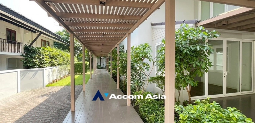 Garden View, Garden |  3 Bedrooms  House For Rent in Sathorn, Bangkok  near BTS Chong Nonsi (90435)
