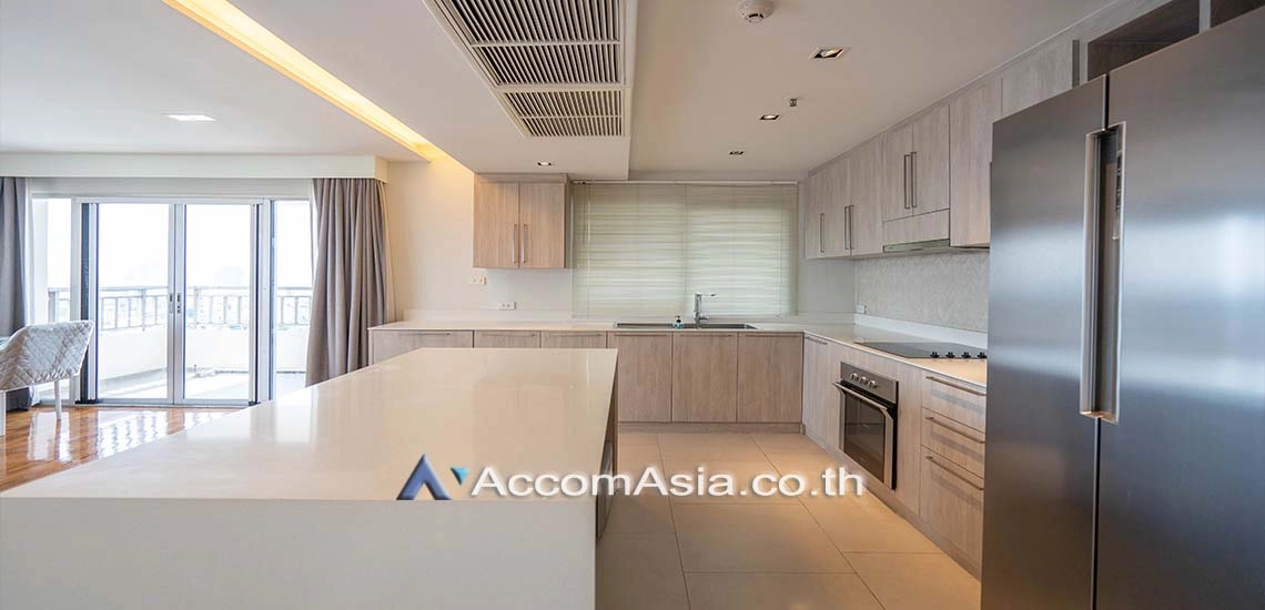 unitExpansive condo with elegant interiors and city views in Sathorn (AA13523)