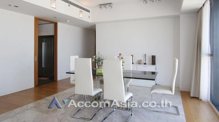 unit Modern condominium with natural light and open layout in Sathorn (AA13551)