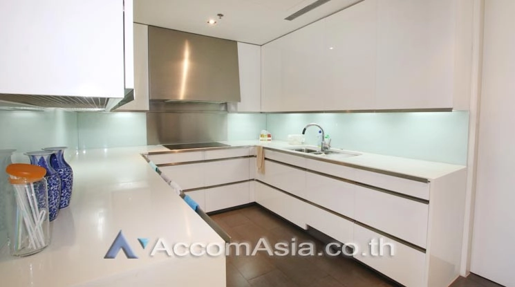 unit Modern condominium with natural light and open layout in Sathorn (AA13551)
