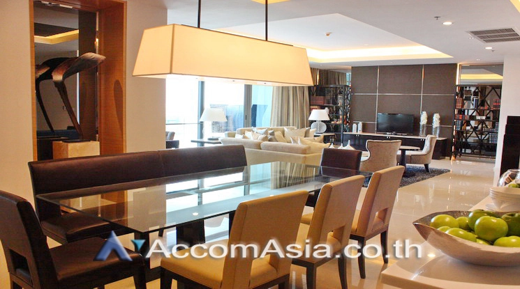 unitBig Balcony | Stylish apartment with sleek dark finishes in Sukhumvit (AA13649)