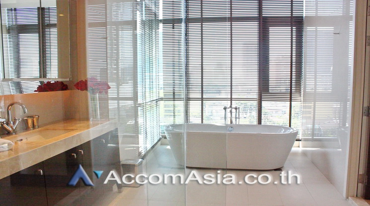 unitBig Balcony | Stylish apartment with sleek dark finishes in Sukhumvit (AA13649)