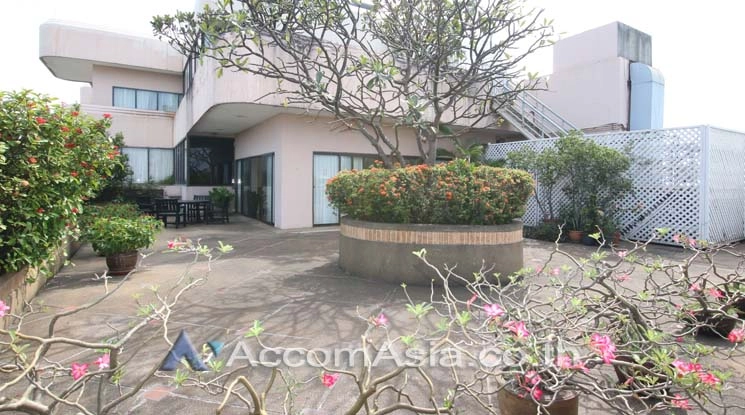 unitFully furnished apartment with garden-view balcony in Sathorn (AA13760)