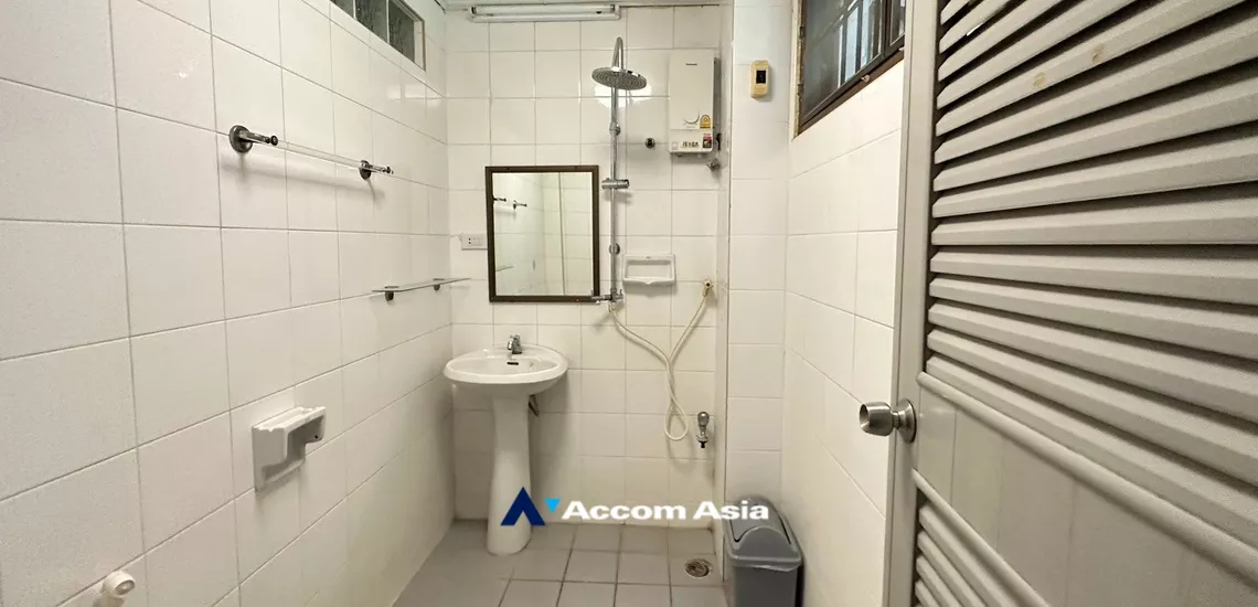  5 Bedrooms  Townhouse For Rent in Sukhumvit, Bangkok  near BTS Thong Lo (AA13881)