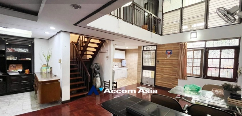 unit 3 Bedrooms  Townhouse For Rent & Sale in Sukhumvit, Bangkok  near BTS Phrom Phong (AA13908)