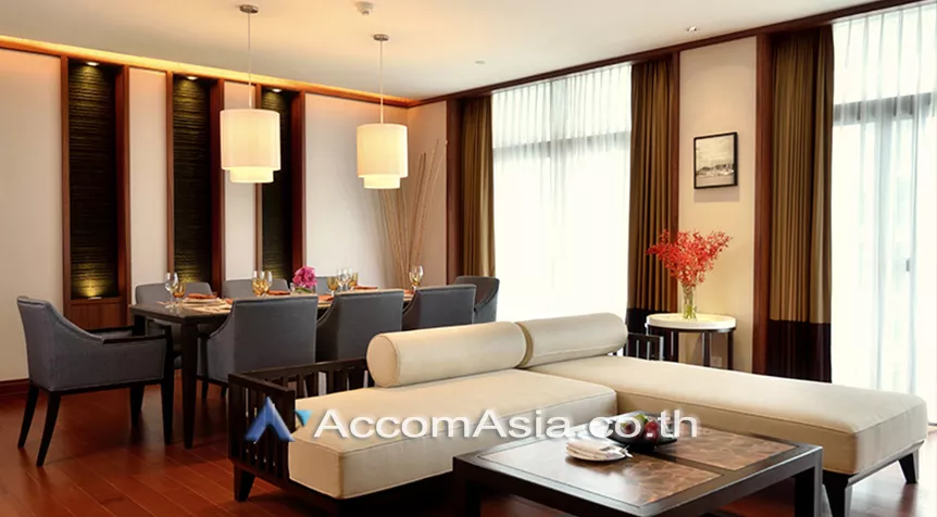  4 Bedrooms  Apartment For Rent in Ploenchit, Bangkok  near BTS Ploenchit (AA13945)