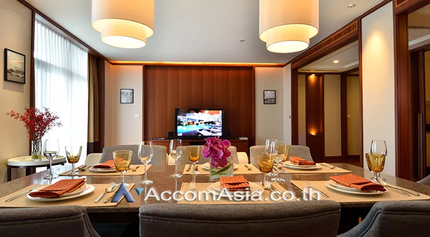  4 Bedrooms  Apartment For Rent in Ploenchit, Bangkok  near BTS Ploenchit (AA13945)