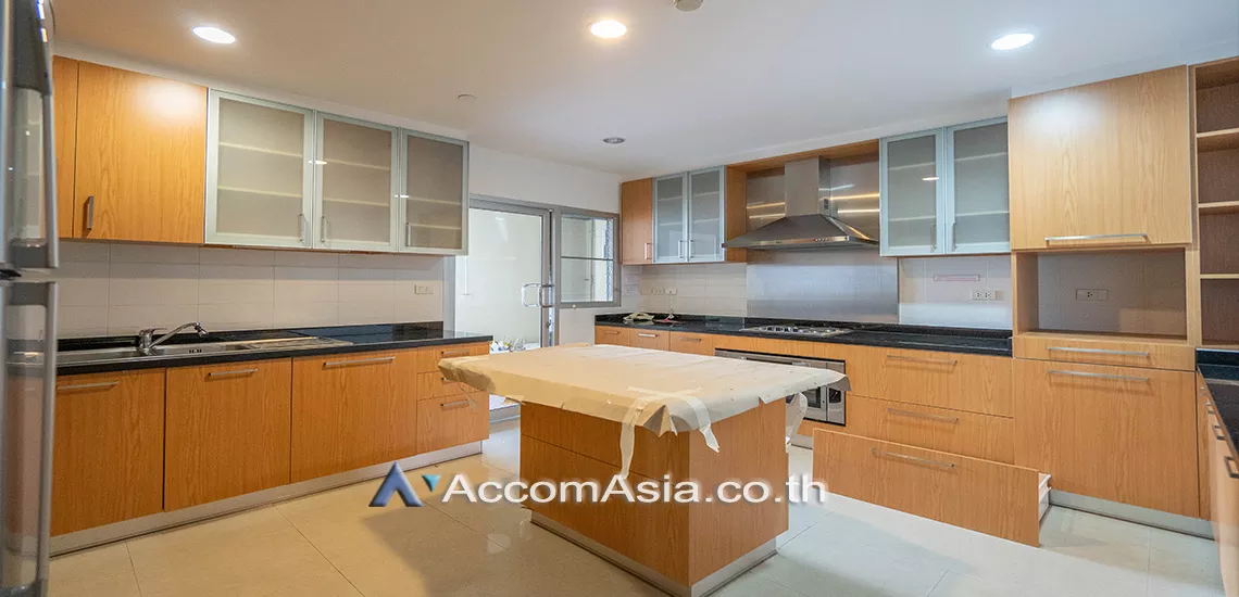  3 Bedrooms  Apartment For Rent in Sukhumvit, Bangkok  near BTS Phrom Phong (AA14075)