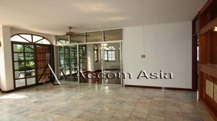  4 Bedrooms  House For Rent in Sathorn, Bangkok  near MRT Khlong Toei (90468)