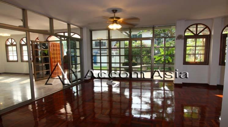 unit 4 Bedrooms  House For Rent & Sale in Sathorn, Bangkok  near MRT Khlong Toei (90468)