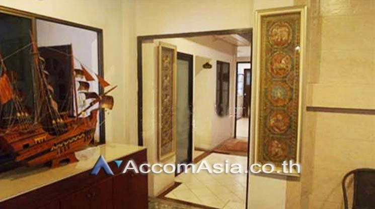  1  Retail / Showroom For Rent in Sathorn ,Bangkok MRT Lumphini AA14611