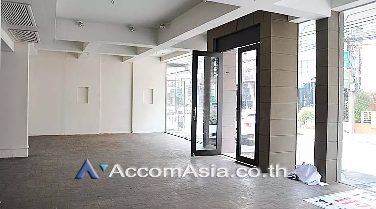  4 Bedrooms  Shophouse For Rent & Sale in Sukhumvit, Bangkok  near BTS Asok (AA14623)