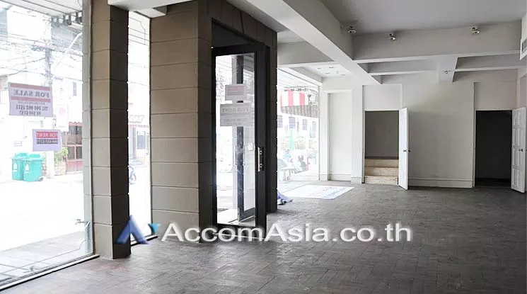  4 Bedrooms  Shophouse For Rent & Sale in Sukhumvit, Bangkok  near BTS Asok (AA14623)