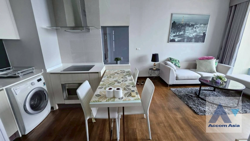 unit Bright condo with city views and full-function layout at Q Asoke (AA14760)