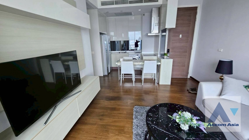 unit Bright condo with city views and full-function layout at Q Asoke (AA14760)