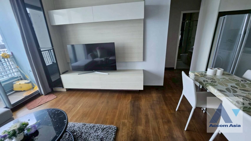 unit Bright condo with city views and full-function layout at Q Asoke (AA14760)