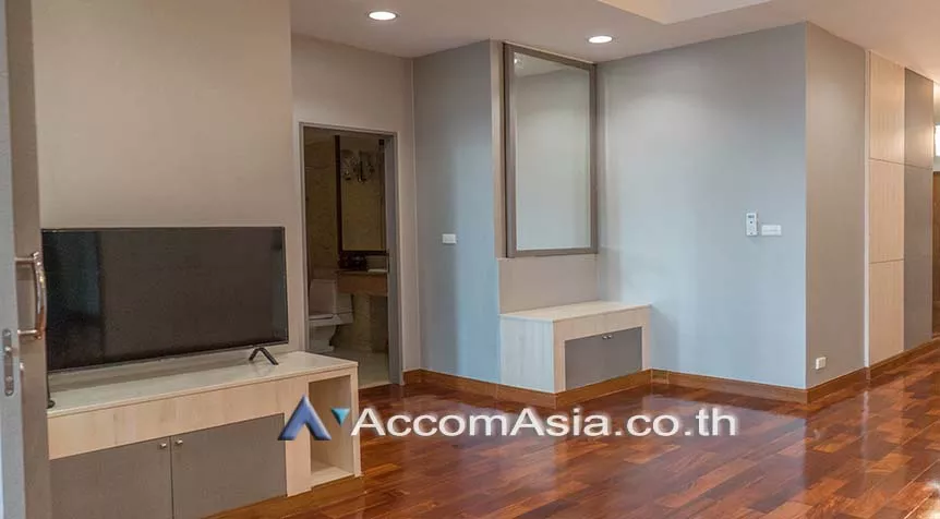  2 Bedrooms  Condominium For Rent in Ploenchit, Bangkok  near BTS Chitlom (AA14997)