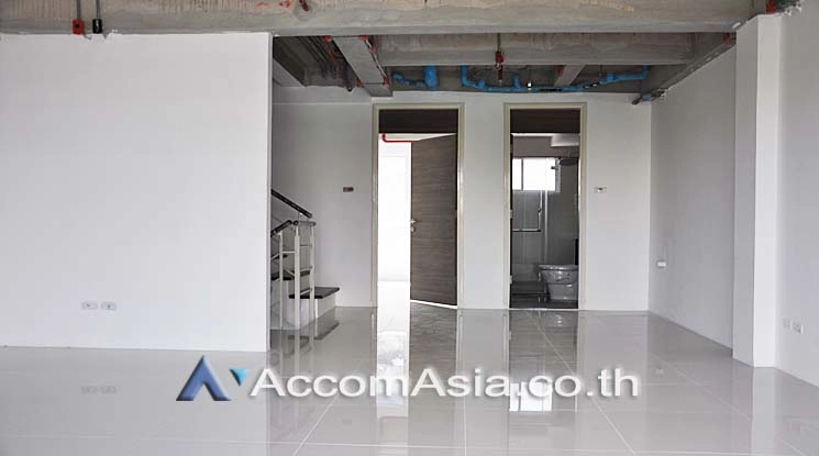 unit 3 Bedrooms  Townhouse For Rent in Sathorn, Bangkok  near BRT Nararam 3 (AA15117)