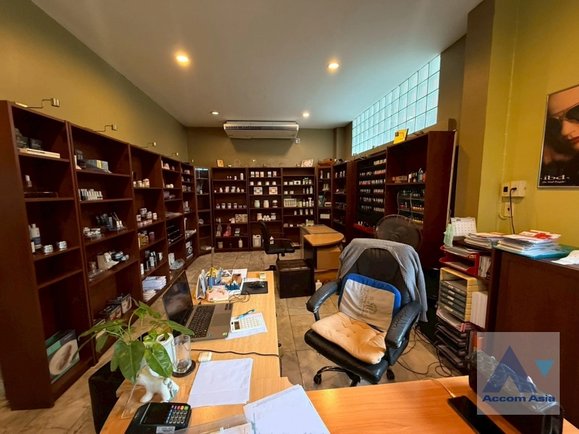 unit 4 Bedrooms  House For Rent & Sale in Sukhumvit, Bangkok  near BTS Thong Lo (10001501)