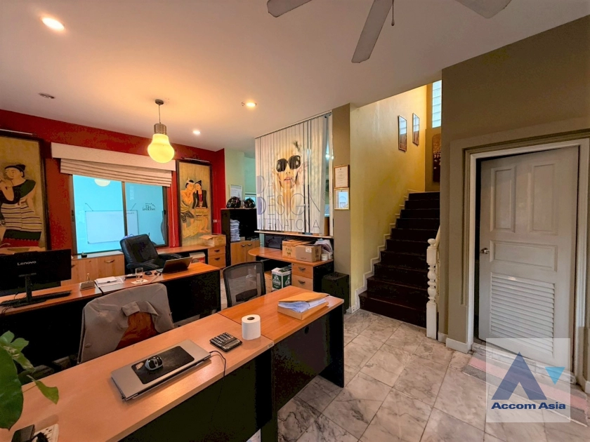 unit 4 Bedrooms  House For Rent & Sale in Sukhumvit, Bangkok  near BTS Thong Lo (10001501)