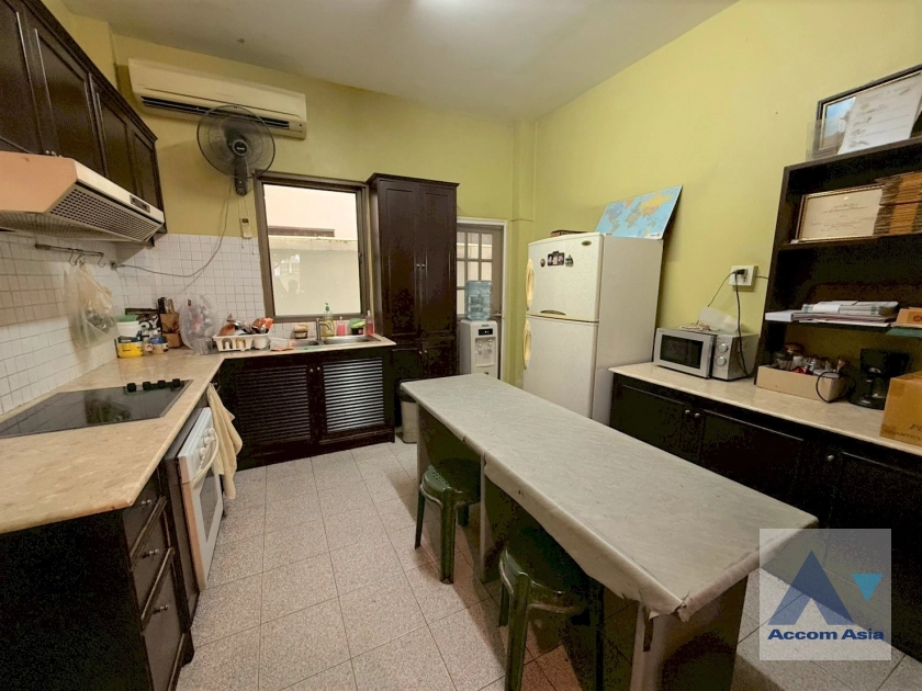 unit 4 Bedrooms  House For Rent & Sale in Sukhumvit, Bangkok  near BTS Thong Lo (10001501)