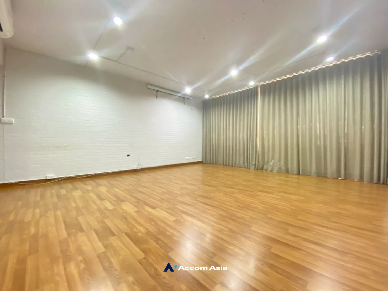 27  3 br Townhouse for rent and sale in Sukhumvit ,Bangkok BTS Punnawithi at Modern Home  AA15293