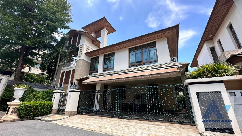 Private Swimming Pool |  Baan Sansiri Sukhumvit 67 House  4 Bedroom for Rent BTS Phra khanong in Sukhumvit Bangkok