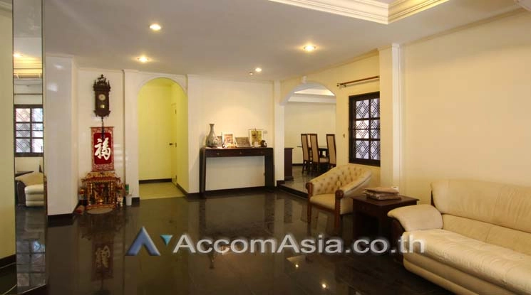 4  3 br House For Rent in Sukhumvit ,Bangkok BTS Phra khanong AA15384