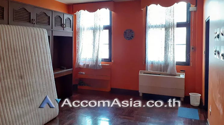 Home Office |  3 Bedrooms  Townhouse For Rent in Sathorn, Bangkok  near BTS Chong Nonsi (AA15413)