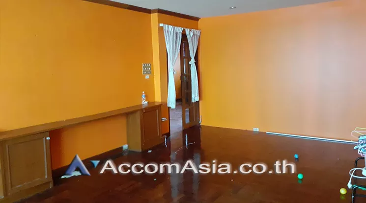 Home Office |  3 Bedrooms  Townhouse For Rent in Sathorn, Bangkok  near BTS Chong Nonsi (AA15413)