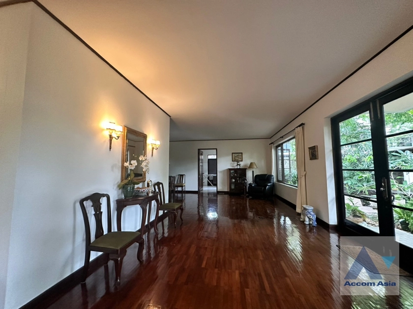 unit 4 Bedrooms  House For Rent in Sukhumvit, Bangkok  near BTS Ekkamai (50171)
