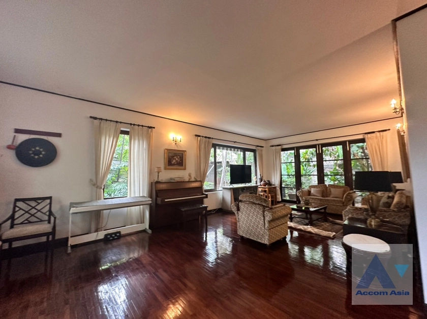 unit 4 Bedrooms  House For Rent in Sukhumvit, Bangkok  near BTS Ekkamai (50171)