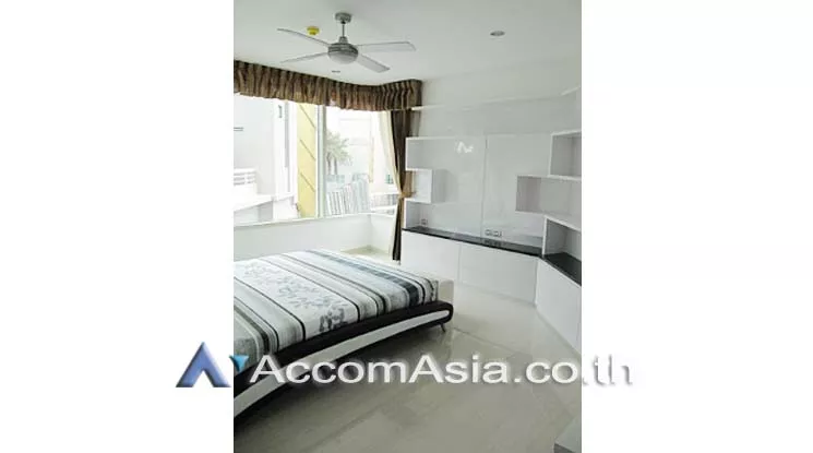 3 Bedrooms  Condominium For Rent & Sale in Charoennakorn, Bangkok  near BTS Krung Thon Buri (AA15527)