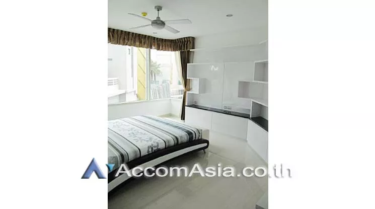 unit 3 Bedrooms  Condominium For Rent & Sale in Charoen Nakhon, Bangkok  near BTS Krung Thon Buri (AA15527)