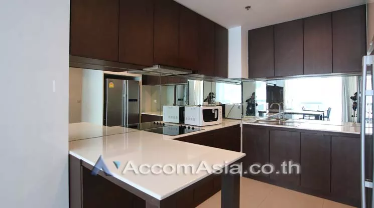  2 Bedrooms  Condominium For Rent in Ploenchit, Bangkok  near BTS Ratchadamri (AA15563)