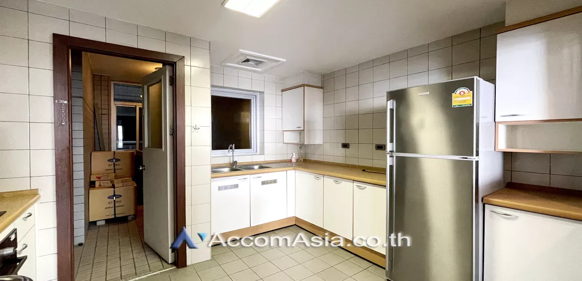 Pet friendly |  3 Bedrooms  Condominium For Rent in Ploenchit, Bangkok  near BTS Ploenchit (AA15579)