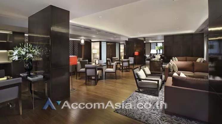  4 Bedrooms  Condominium For Rent in Ploenchit, Bangkok  near BTS Ratchadamri (AA15677)