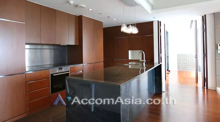  2 Bedrooms  Condominium For Rent in Ploenchit, Bangkok  near BTS Ratchadamri (AA15744)