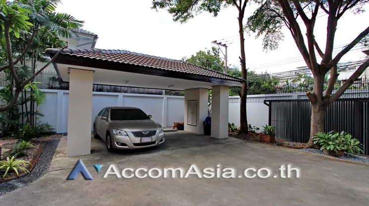 Pet friendly |  4 Bedrooms  House For Rent in Sukhumvit, Bangkok  near BTS Ekkamai (AA15757)