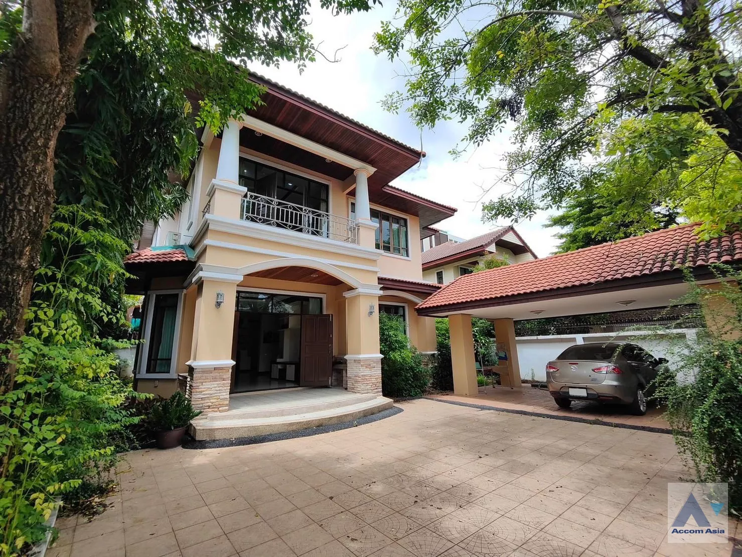 Pet friendly |  4 Bedrooms  House For Rent in Sukhumvit, Bangkok  near BTS Ekkamai (AA15758)