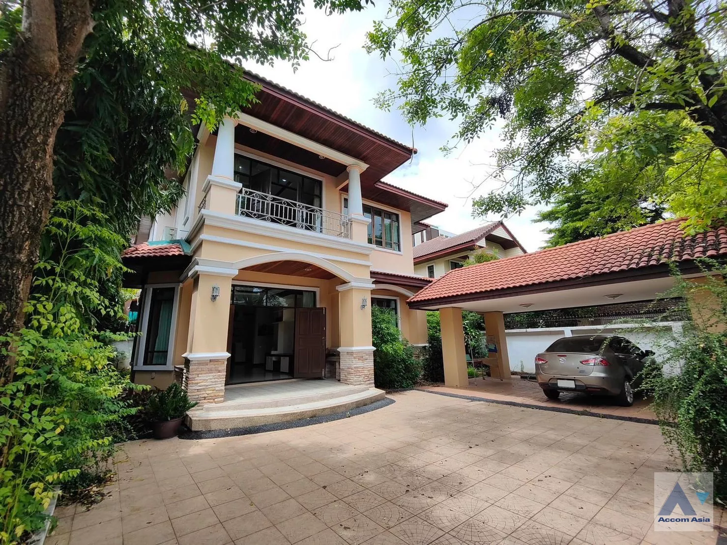 unitPet friendly |  4 Bedrooms  House For Rent in Sukhumvit, Bangkok  near BTS Ekkamai (AA15758)