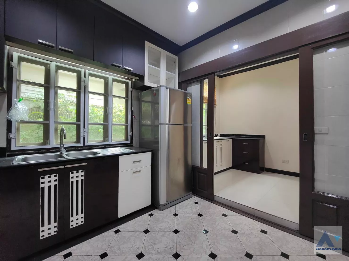 unitPet friendly |  4 Bedrooms  House For Rent in Sukhumvit, Bangkok  near BTS Ekkamai (AA15758)