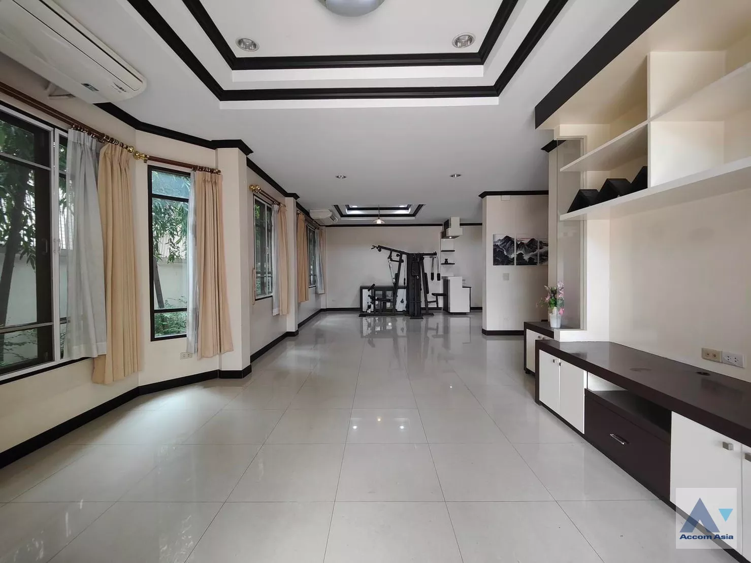 unitPet friendly |  4 Bedrooms  House For Rent in Sukhumvit, Bangkok  near BTS Ekkamai (AA15758)