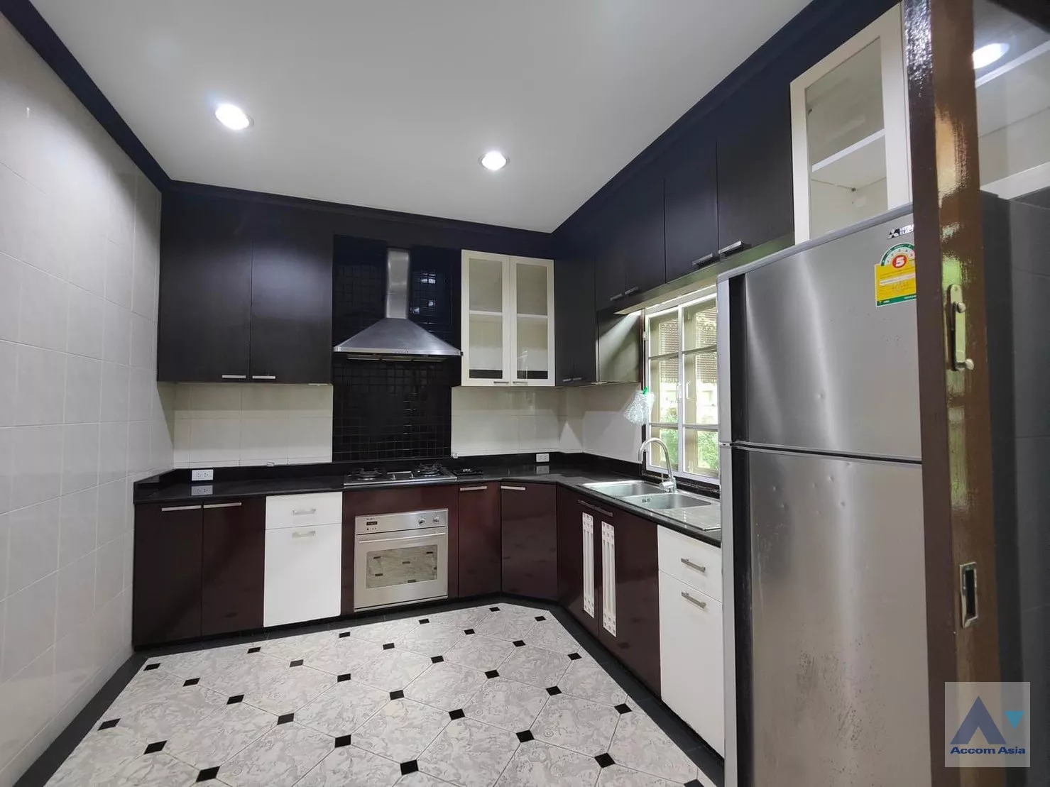 unitPet friendly |  4 Bedrooms  House For Rent in Sukhumvit, Bangkok  near BTS Ekkamai (AA15758)