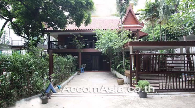 unit 3 Bedrooms  House For Rent in Sukhumvit, Bangkok  near BTS Thong Lo (AA15769)