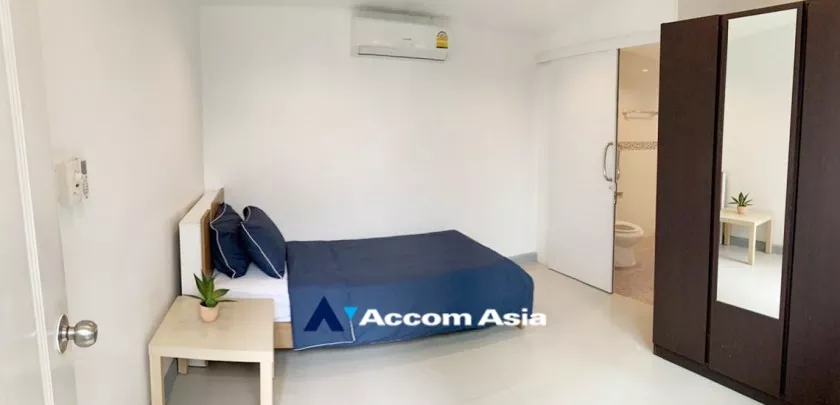 Big Balcony |  3 Bedrooms  Apartment For Rent in Sukhumvit, Bangkok  near MRT Phetchaburi (AA15863)