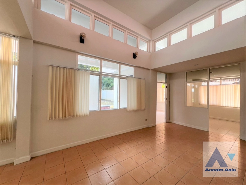 unitHome Office, Pet friendly | Thai-Modern Style Home with Spacious Lawn in Ekkamai, Sulhumvit (90523)