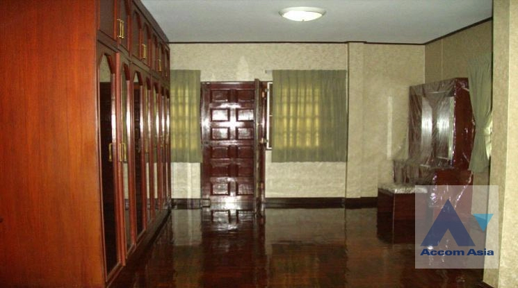 unitHome Office |  5 Bedrooms  House For Rent & Sale in Sukhumvit, Bangkok  near BTS Ekkamai (90524)