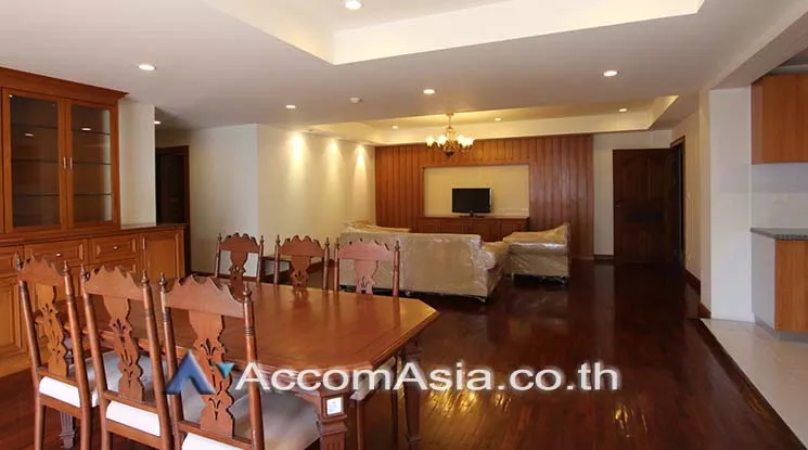 Pet friendly |  3 Bedrooms  Apartment For Rent in Ploenchit, Bangkok  near BTS Ploenchit (AA15933)